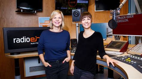 Julia Menger und Kerstin Hermes moderieren .